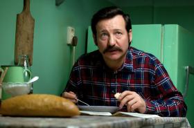 W rolę tytułową wcielił się Robert Więckiewicz. Wcześniej przebąkiwano o Borysie Szycu.