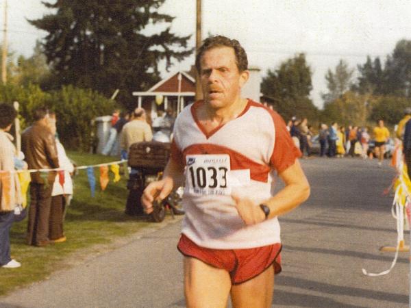 Gdy szukano dobrego zdjęcia na klepsydrę, gdzie wyraźnie widać twarz, nadało się tylko jedno: zrobione przez miejscowego reportera podczas maratonu. Od 1981 r. Edward (Włodzimierz Barankiewicz) zawsze biegał w koszulce biało-czerwonej lub z logo Solidarności.