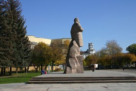 Adresat poematu nadal dumnie stoi na placu przed siedzibą gubernatora.