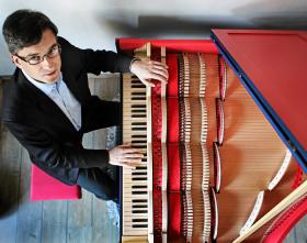 Viola organista pięknie brzmi i pięknie wygląda. Została pomalowana na kolory heraldyczne: ciemnoniebieski (z zewnątrz) i czerwień malinową (w środku).