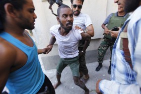 W wojnie domowej zginąć mogło nawet 50 tys. ludzi. Rebelianci pilnują uwolnionego więźnia na ulicach Trypolisu.