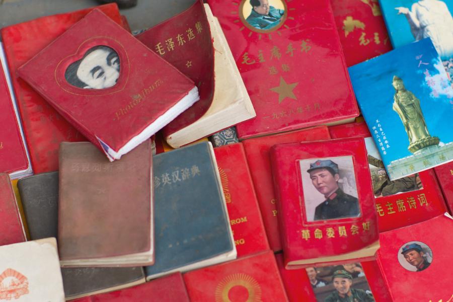 Czerwoną książeczkę, niegdyś traktowaną przez komunistów z nabożeństwem, dziś można spotkać jedynie w antykwariatach.