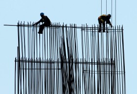 Doświadczone, renomowane firmy budują głównie za własne środki i kredyty.