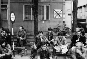 Robotnicy koło bramy nr 2 w Stoczni Gdańskiej, sierpień, 1980 r.