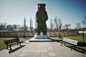 Największy na świecie niedźwiedź Grizmi (wyprostowany - 7,14 m) w parku krasnala.