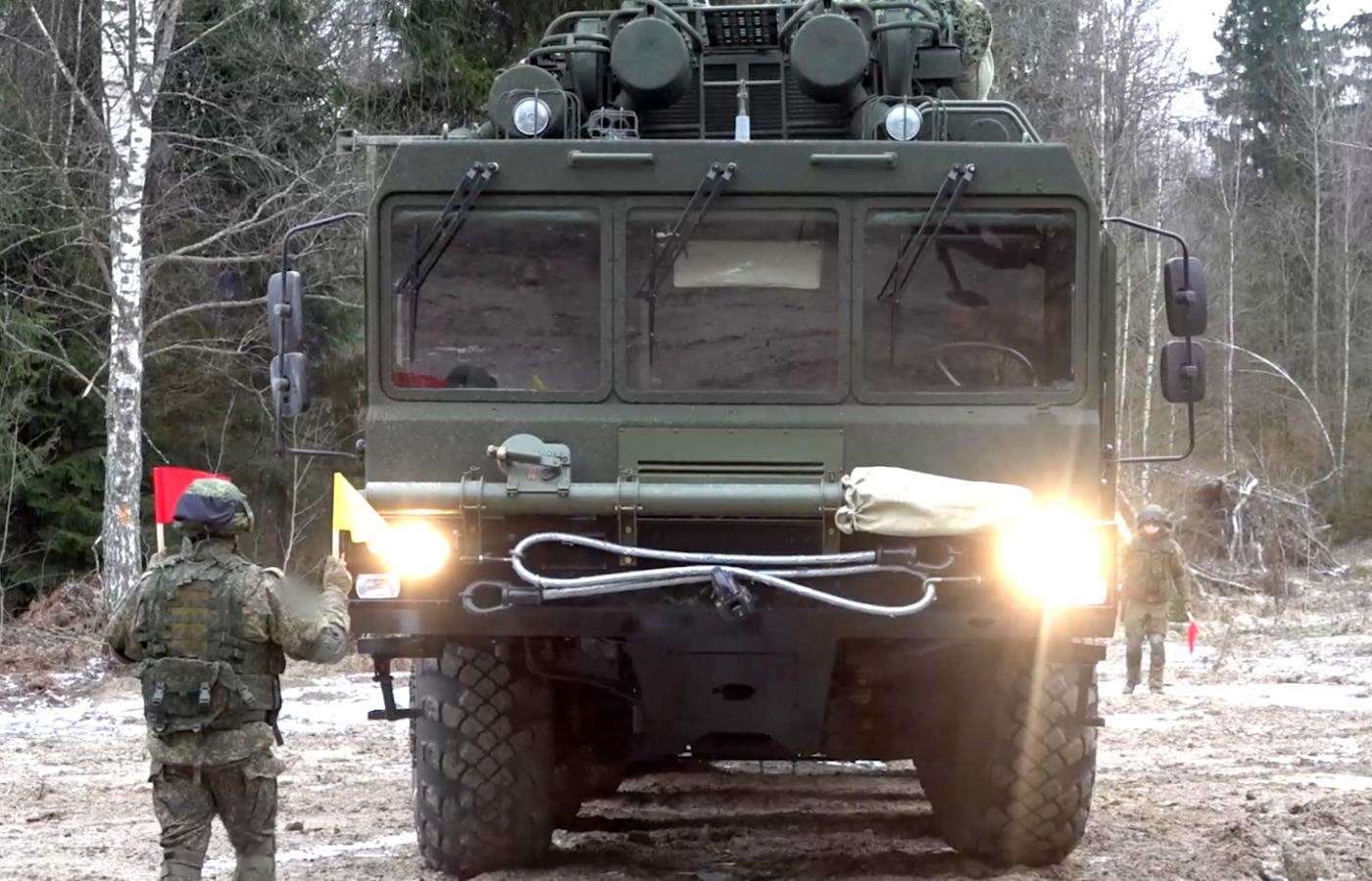 Oresznik jest odmianą, która poza atomowymi może przenosić głowice konwencjonalne. Formalnie nie wszedł jeszcze do uzbrojenia, był dwukrotnie odpalony z poligonu doświadczalnego Kapustin Jar