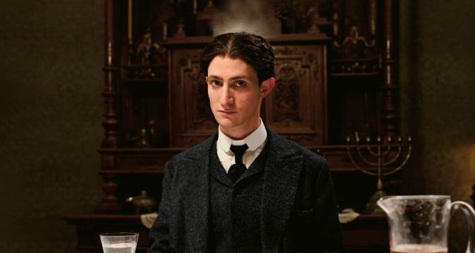 Idan Weiss jako tytułowy bohater filmu „Franz Kafka” w reż. Agnieszki Holland.