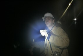 Donald Tusk jeszcze jako mało popularny szef PO w kopalni Piast w Bieruniu. Styczeń 2005 roku.