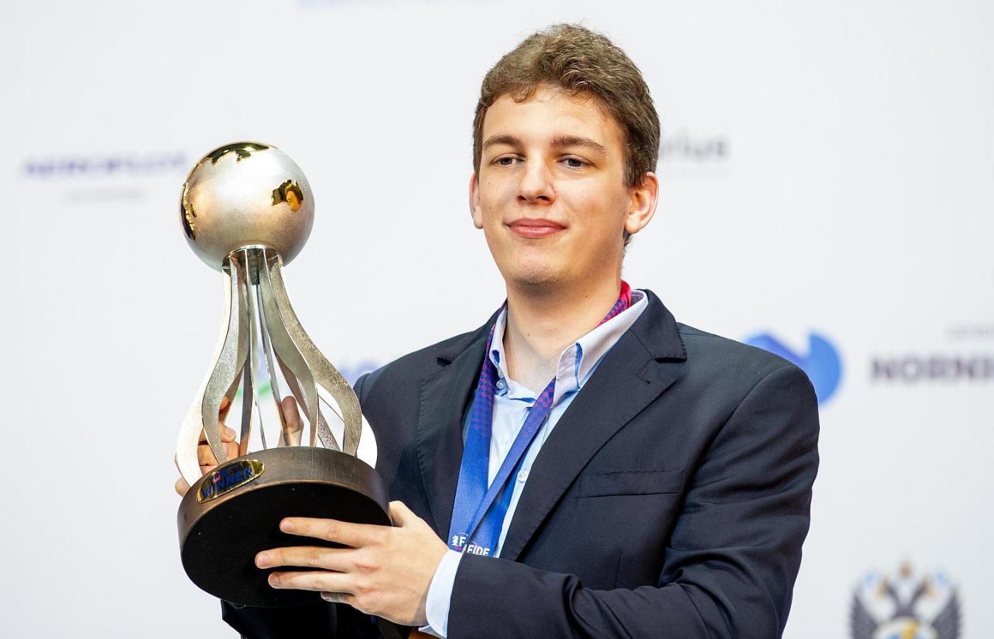 Jan-Krzysztof Duda ze swoim Pucharem Świata.
