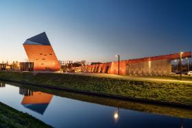 Gwałtowne polityczne zawirowania, które towarzyszą tej placówce od momentu jej powstania, usunęły w cień walory architektoniczne. Na szczęście nominujący do naszej nagrody nie zapomnieli, że mamy do czynienia z projektem nietuzinkowym.