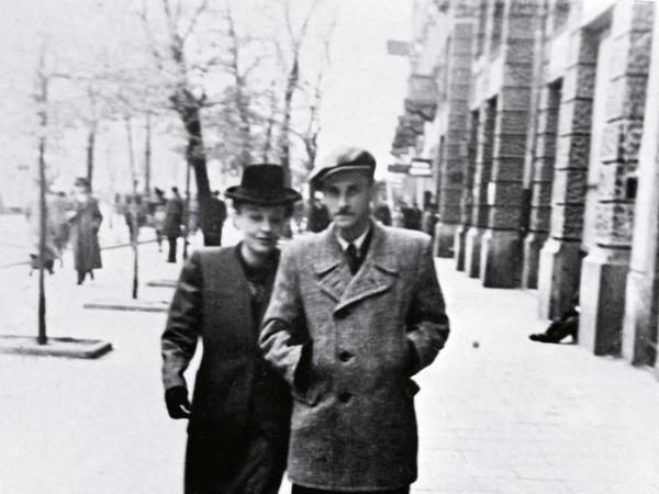 Krzysztof Kamil Baczyński z żoną Barbarą Drapczyńską w Alejach Ujazdowskich, Warszawa, 1943 r. Rok później oboje już nie żyli. Krzysztof poległ 4 sierpnia 1944 r. Barbara zginęła 1 września 1944 r.