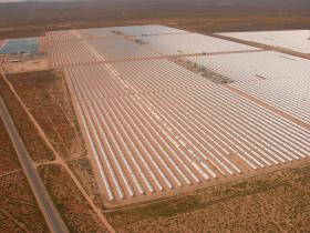 Elektrownia słoneczna SEGS na pustyni Mojave w Kalifornii. Jedna z najwięszych na świecie. 400 tys. luster. Zainstalowana moc - 350 MW. W planach budowa jeszcze większej. Podobne elektrownie budują Hiszpanie, Chińczycy oraz Izrael.