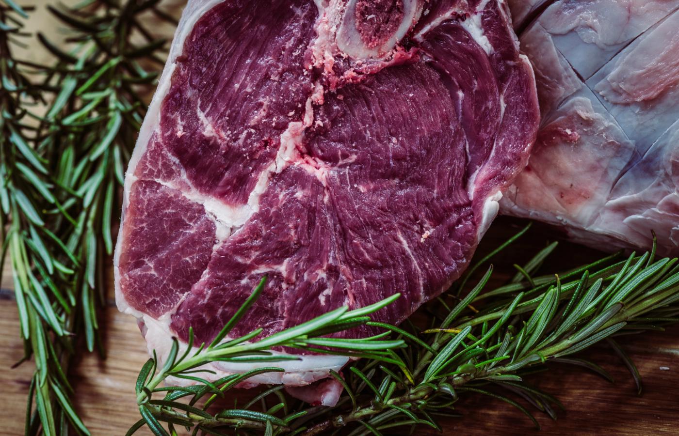 Średnie roczne spożycie mięsa w Polsce wynosi niemal 80 kg na osobę. To o wiele za dużo.