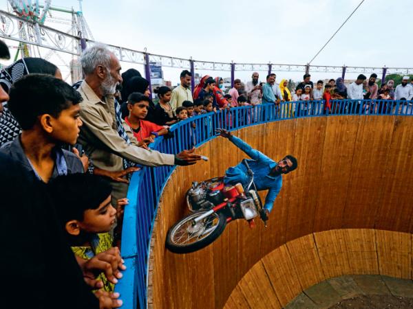 Pakistanu, tory do karkołomnej jazdy cieszą się popularnością, w tym kraju, po dziś dzień.
