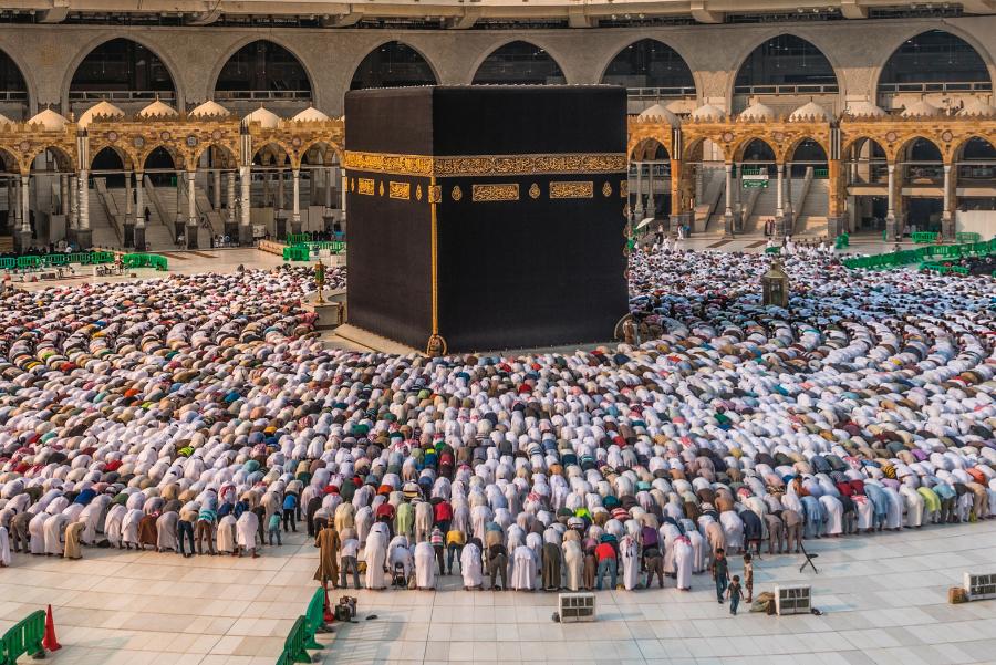 Kaaba w Mekce. Zbudowaną z granitu i drewna świątynię co roku odwiedzają ponad 3 mln wiernych.
