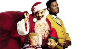 „Zły Mikołaj”, reż. Terry Zwigoff, 2003 r. I na koniec pozycja dla widzów prawdziwe świątecznej atmosfery (w wersji telewizyjnej) niecierpiących, chcących widzieć, jak ktoś depcze, przekręca i obśmiewa wszystkie symbole Bożego Narodzenia. Bo Billy Bob Thornton dokładnie to robi – jego Mikołaj to pijak, seksoholik, gbur i wróg dzieci, a na dodatek złodziej, wykorzystujący strój świętego jako sposób na dobieranie się do sklepowych sejfów. W tym roku Zły Mikołaj i jego kumpel, karzeł Marcus, powrócili w drugim filmie, sięgając nowego dna – ich plan zakładał okradzenie fundacji charytatywnej.