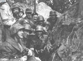 Obrońcy Żoliborza ze zgrupowania 'Żyrafa' na stanowiskach. Odizolowana dzielnica broniła się do 30 września 1944 r. Śródmieście do 3 października.