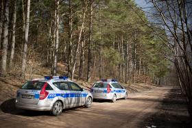 Ojciec dziewczynki usłyszał od dyżurnego Policji, że musi przyjechać osobiście złożyć zawiadomienie.