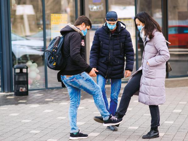 W czasie pandemii uścisk dłoni zniknął z przestrzeni publicznej. Zastąpiły go inne gesty.