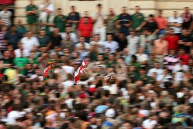 i szalony wyścig dziesięciu koni. Podczas trzech okrążeń może się zdarzyć wiele – nie ma reguł. To średniowieczna gonitwa dla gawiedzi, a nie wyścigi pełne wiktoriańskiej elegancji dla dżentelmenów i ich dam w kapeluszach.