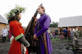 Zaślubiny według pogańskiego obrządku we wczesnochrześcijańskim grodzie zrekonstruowanym na wrocławskich Partynicach. 2006 rok.