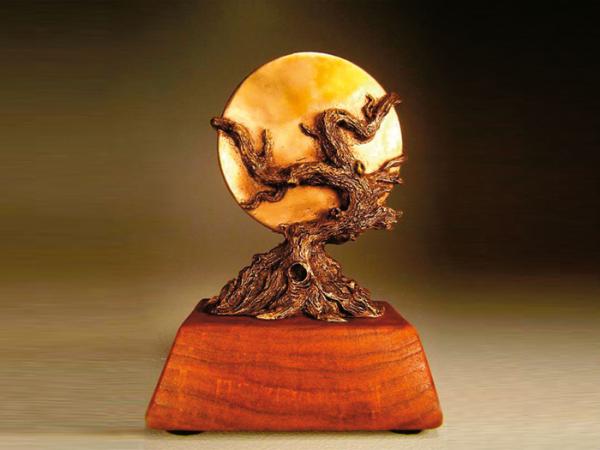 Po zarzutach o rasizm zamiast podobizny pisarza H.P. Lovecrafta, statuetka przedstawia drzewo i księżyc w pełni.