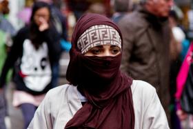 6. Wbrew stereotypom większość mieszkających w Europie muzułmanek jest w pełni zintegrowana i przestrzega obowiązujących w niektórych krajach zakazów zasłaniania twarzy. W Belgii na 400 tys. osób tworzących społeczność muzułmańską jedynie 200 nosi chustę, burkę lub nikab, a we Francji, gdzie mieszka 4,7 mln muzułmanów, od 2015 r. prawo zakazujące zasłaniania twarzy złamano jedynie 1546 razy.