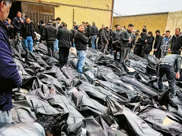 W wielu miastach Iranu mieszkańcy szturmowali kostnice, by odzyskać ciała bliskich. Na zdjęciu: jedna z kostnic w Teheranie