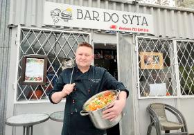 Czasami w barze rozmawiają o polityce. Przecież w ich życiu niby nic się nie zmieniło, a nagle nie stać ich na jedzenie.