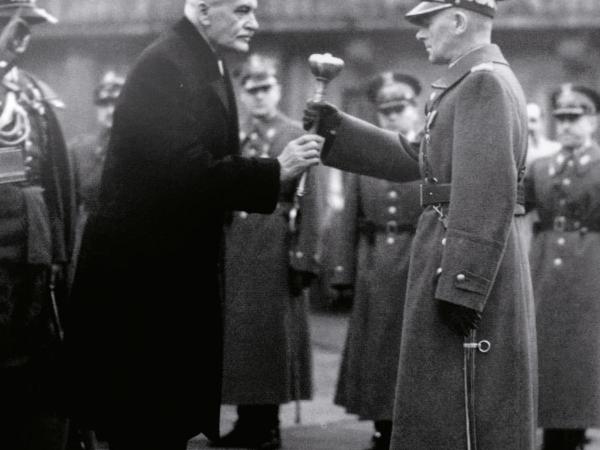 Prezydent Ignacy Mościcki wręcza buławę marszałkowską Edwardowi Rydzowi-Śmigłemu, Zamek Królewski w Warszawie, 11 listopada 1936 r.