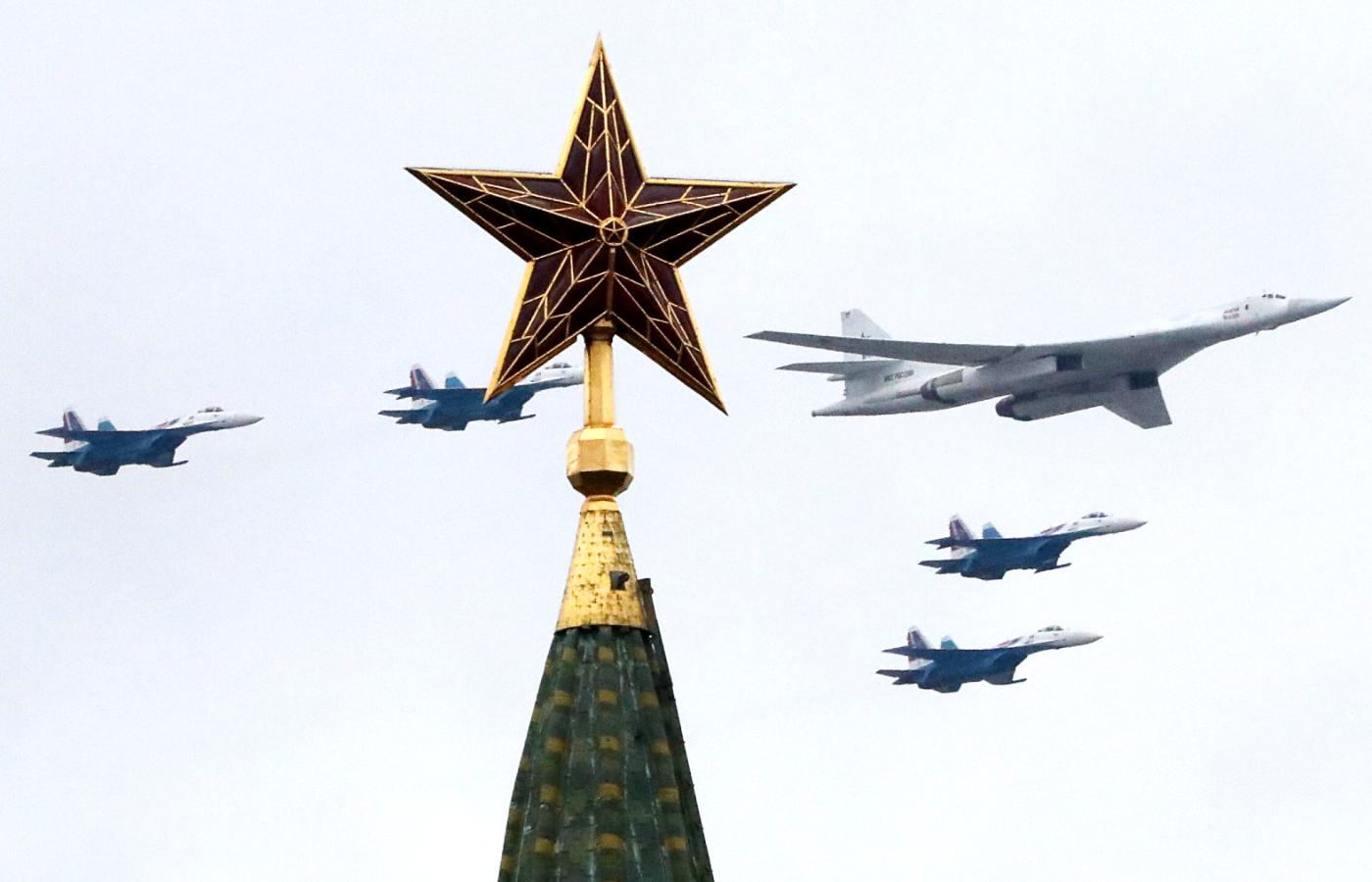Tu-160 i myśliwce Su-35 podczas Dnia Zwycięstwa w Moskwie, 9 maja 2021 r.