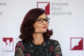 Magdalena Pietrzak, szefowa KBW, powołana na to stanowisko w 2018 r., zarządziła, że zanim pozwoli przeglądać dziennikarzom partyjne konta, należy zanonimizować dane wrażliwe, jak np. adresy osób, które na tych wyciągach mogą się pojawić. To tysiące stron, więc zaczernianie danych może trochę potrwać.