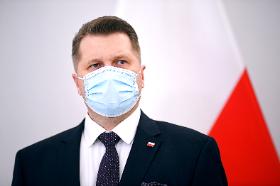 Szef MEiN z dnia na dzień zmienia poglądy – raz mówiąc, że po powrocie należy uzupełniać zaległości, za chwilę, by skupić się na budowaniu wspólnoty, a kolejnego dnia znów – by jednak nadrabiać zaległości.