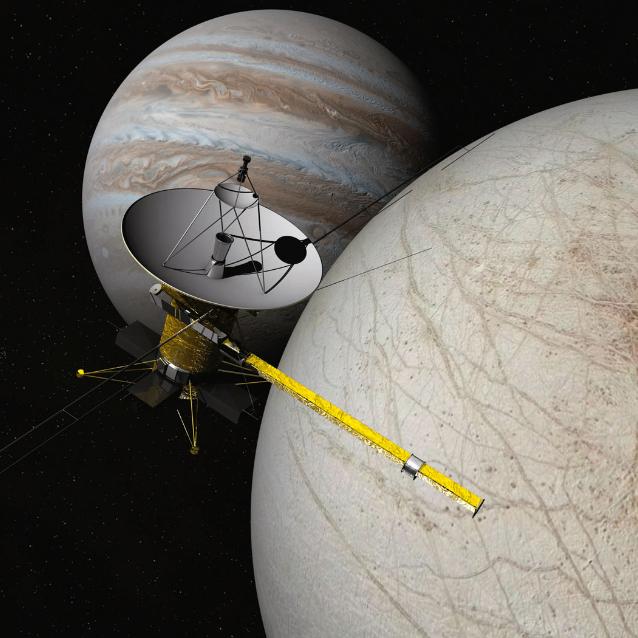 Wizualizacja sondy Europa Clipper. Na pierwszym planie księżyc Europa. Na jego powierzchni widać siatkę rys i pęknięć.