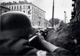 Powstaniec na barykadzie przy Solcu nieopodal Ludnej