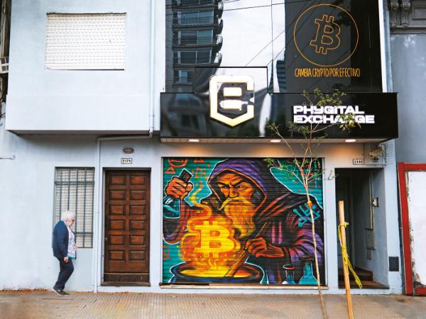 Kantor wymiany kryptowalut w Buenos Aires. Na światowych giełdach notowanych jest już ok. 20 tys. kryptowalut, z czego naprawdę liczy się około stu.