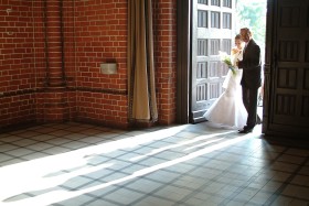 Zgodnie z tradycją anglosaską pannę młodą wprowadza do kościoła ojciec. Na początku XXI w. taką scenę coraz częściej widzimy także w polskich świątyniach.