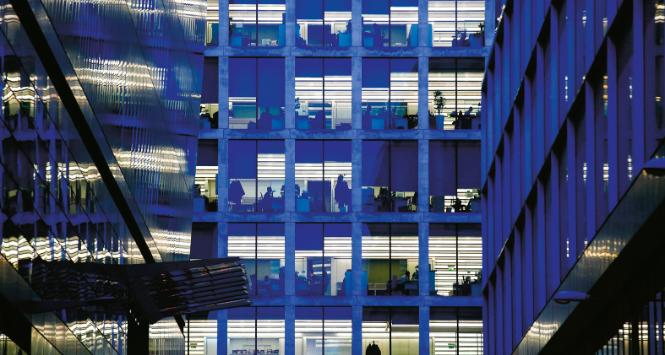 Dzisiaj coworking, elastyczne biurka i inne rozmaite formy działania w przestrzeniach biurowych do wynajęcia, przejęły korporacje.