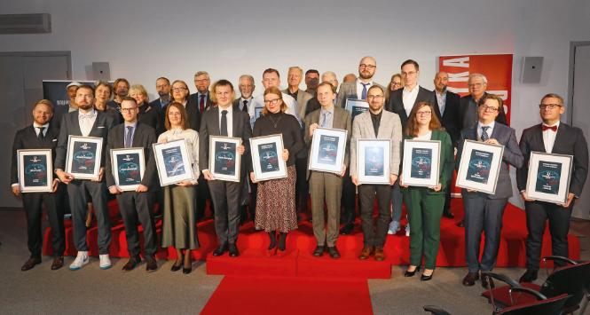 Od lewej: Paweł Rajwa, Łukasz Okruszek, Adam Okniński, Monika Szopińska-Mularz, Piotr Skowron, Maria Ferenc, Paweł Nowakowski, Damian Jacenik, Marta Sylla, Marek Muszyński, Marcin Lindner. W drugim rzędzie: Kamil Mamak, Michał Koza i Maciej Cieśla oraz członkowie kapituły i fundatorzy.