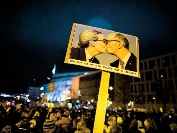 Berlin, protest przeciw ewentualnej koalicji CDU z AfD. Na transparencie Alice Weidel i Friedrich Merz: „Boże, pomóż mi przetrwać tę zabójczą miłość”.