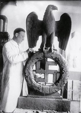 Rzeźbiarz Kurt Schmid-Ehmen w 1933 r. podczaspracy nad pomnikiem upamiętniającym pucz monachijski z listopada 1923 r.