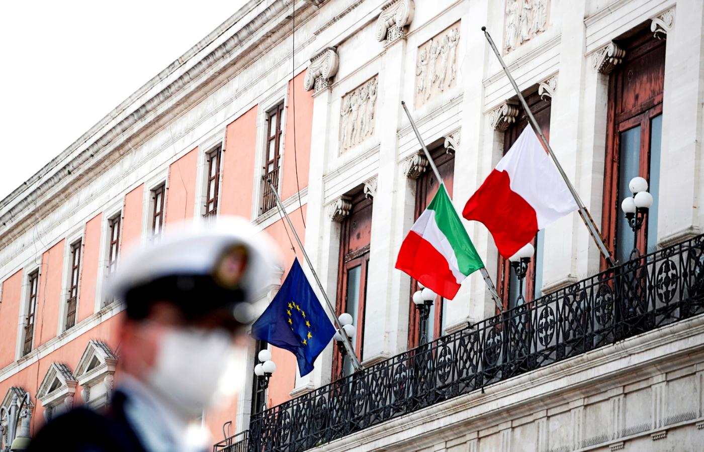 Flagi Włoch, miasta Bari i Unii Europejskiej. Pandemia koronawirusa w Bari