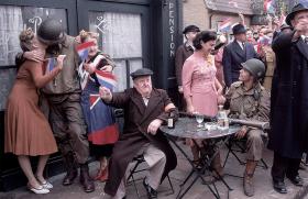 Euforia mieszkańców wyzwolonych miast. (Scena z amerykańskiego serialu „Kompania braci”).