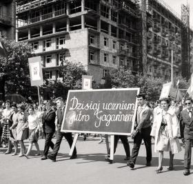 W 1961 roku pochód pierwszomajowy odbył się zaledwie kilka tygodni po słynnym locie w Jurija Gagarina w kosmos. Propaganda na każdym kroku przypominała o tym wielkim radzieckim sukcesie.