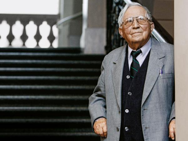 Tadeusz Różewicz (1921–2014) – poeta, dramaturg, prozaik. Prekursor awangardy w poezji i dramacie.