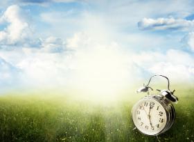 Chętniej wychodzimy z domu i spędzamy czas na dworze, gdy jest widno.