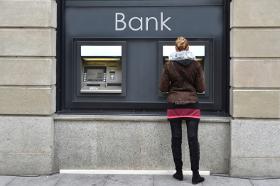 Korzystanie z bankomatów, jak i płacenie kartą w zagranicznych sklepach wiąże się z wieloma pułapkami.