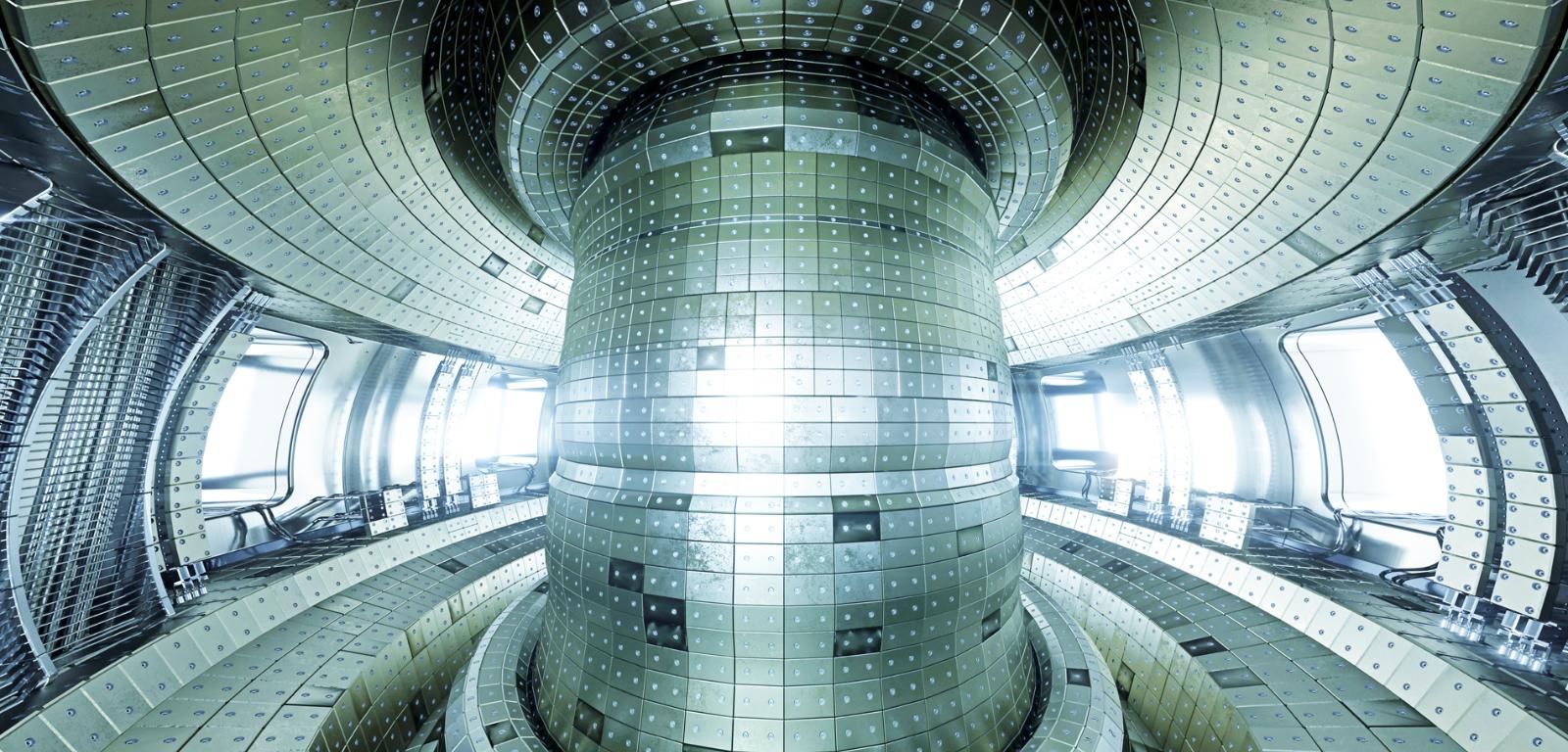 Reaktor termojądrowy typu tokamak (wizja artystyczna).