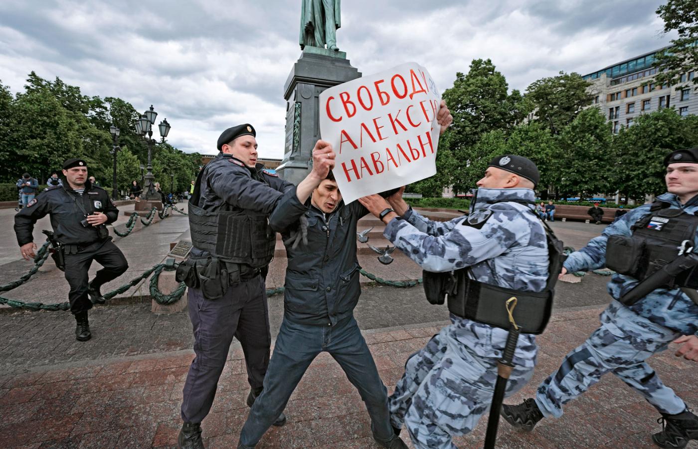 Moskwa, 4 czerwca, zatrzymanie demonstranta żądającego uwolnienia Aleksieja Nawalnego. Wyjście na rosyjską ulicę to dziś akt odwagi.