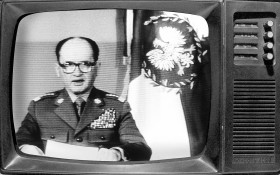 Nieodłącznym elementem wieczoru było przemówienie aktualnego I sekretarza Polskiej Zjednoczonej Partii Robotniczej. Pewnego razu generał Jaruzelski nie czekał do orędzia noworocznego i występował na wizji już 13 grudnia.